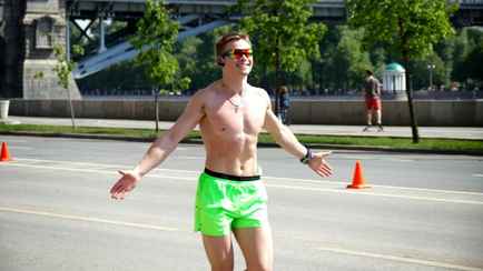 Штраф до 1200 рублей? Юрист рассказал, можно ли белорусам летом ходить без майки