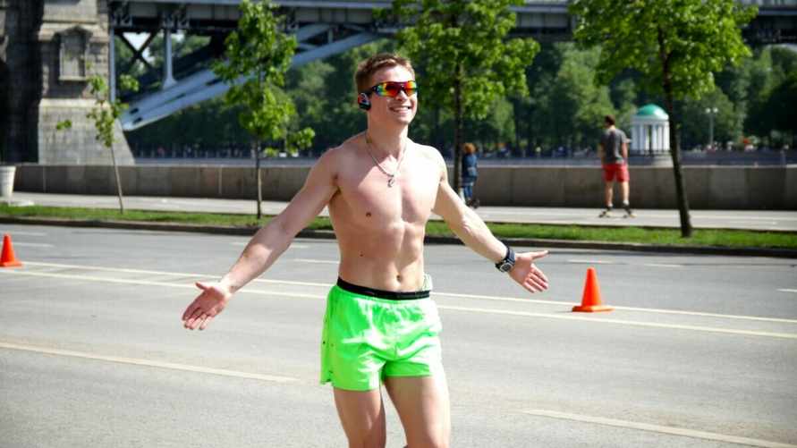 Штраф до 1200 рублей? Юрист рассказал, можно ли белорусам летом ходить без майки