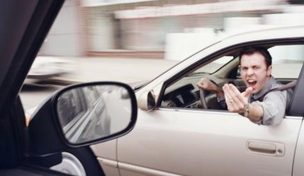 Эти 10 простых правил игнорируют многие водители. Как белорусам стать для всех на дорогах примером вежливости и безопасности?