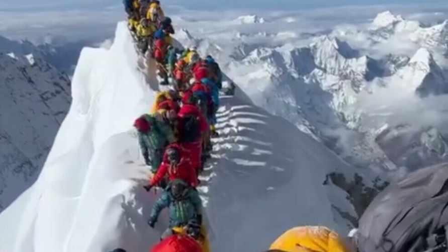 На Эвересте образовались очереди