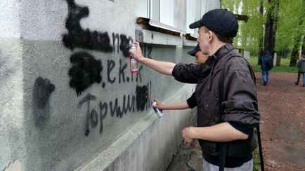 Белорусам предложили жаловаться на надписи на заборах. За что грозит срок до 20 лет?