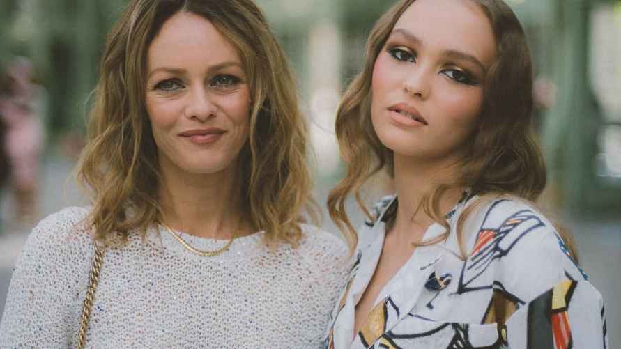 Лили-Роуз Депп вместе с матерью