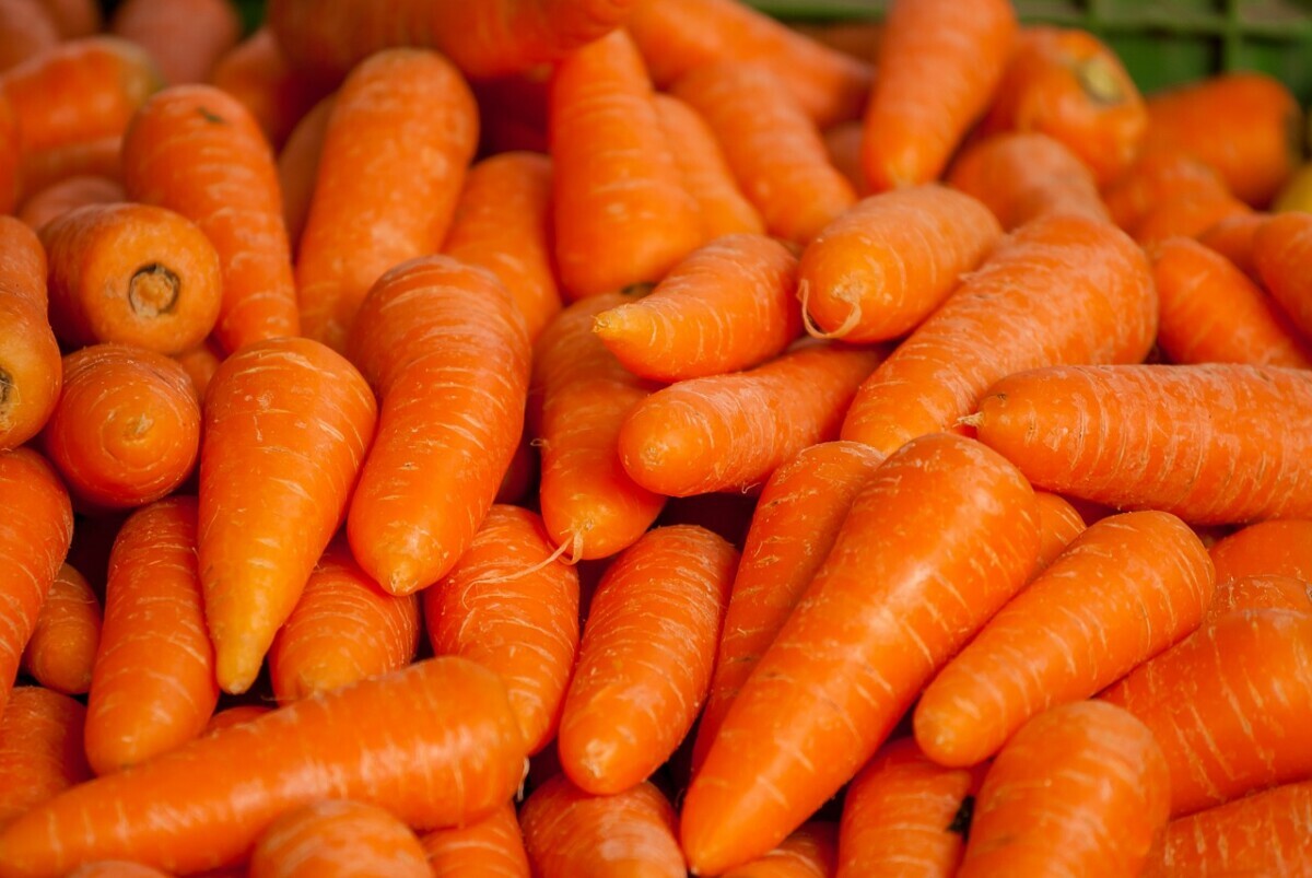 Нанесите на лицо одну из этих масок из моркови. Эффект заметите уже через 10 минут