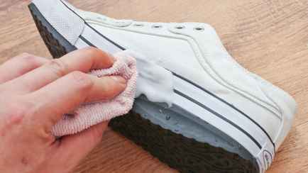 Смешайте молоко с этим ингредиентом и почистите белую обувь. Эффект увидите через несколько минут