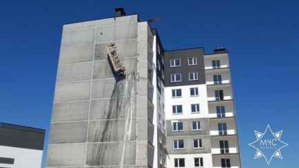 В Смолевичах два маляра зависли на высоте 24 метров из-за порвавшихся тросов люльки