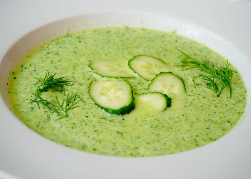 Этот рецепт холодного супа станет находкой в пору летнего зноя. Что понадобится кроме огурцов?