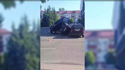 На видео попало, как в Бобруйске женщина перевернула припаркованное рядом авто, перепутав педали