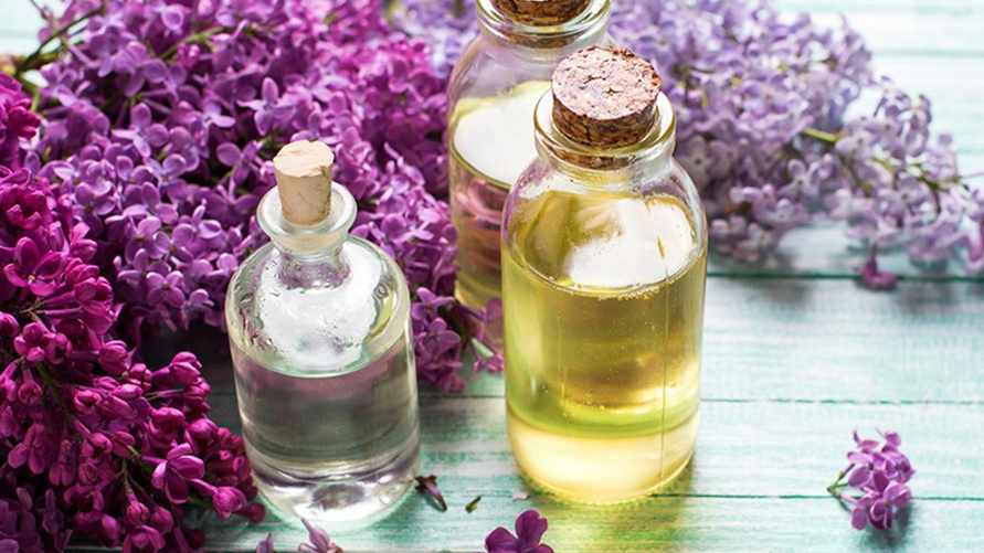 Нагрейте масло и залейте цветы сирени. Как использовать это средство через 2 дня?