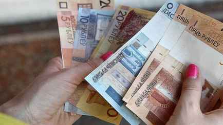 Средняя зарплата в Минске упала в апреле. На сколько выросла в регионах?