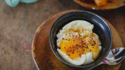 Как по-новому приготовить яйцо на завтрак? Попробуйте этот рецепт в стакане
