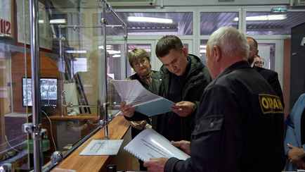 В одной из школ Беларуси охранник записывал данные паспортов посетителей. А это законно?