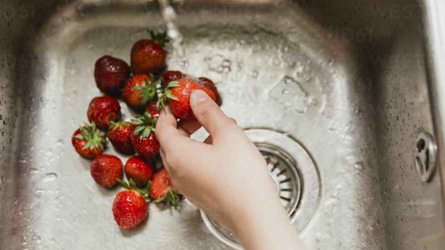 Избегайте мытья клубники в кухонной раковине