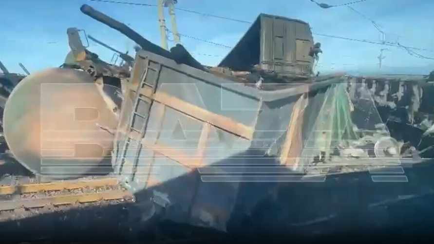 В Волгоградской области РФ поезд сошел с рельсов. После атаки беспилотника?