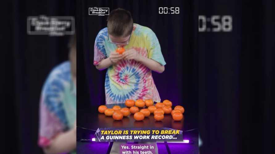 "Зачем использовать зубы?" — Мальчик побил рекорд Гиннеса, почистив 4 мандарина за минуту