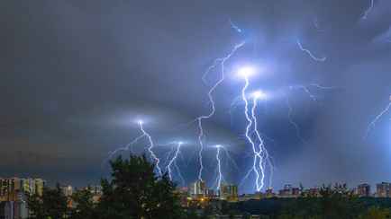 Грозы с ливнями и ветром до 54 км/ч спрогнозировали синоптики в четырех областях Беларуси. Во сколько накроет?