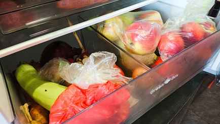 Нужно ли хранить фрукты и овощи в холодильнике в пакетах? Сделайте с яблоками, огурцами и морковью это