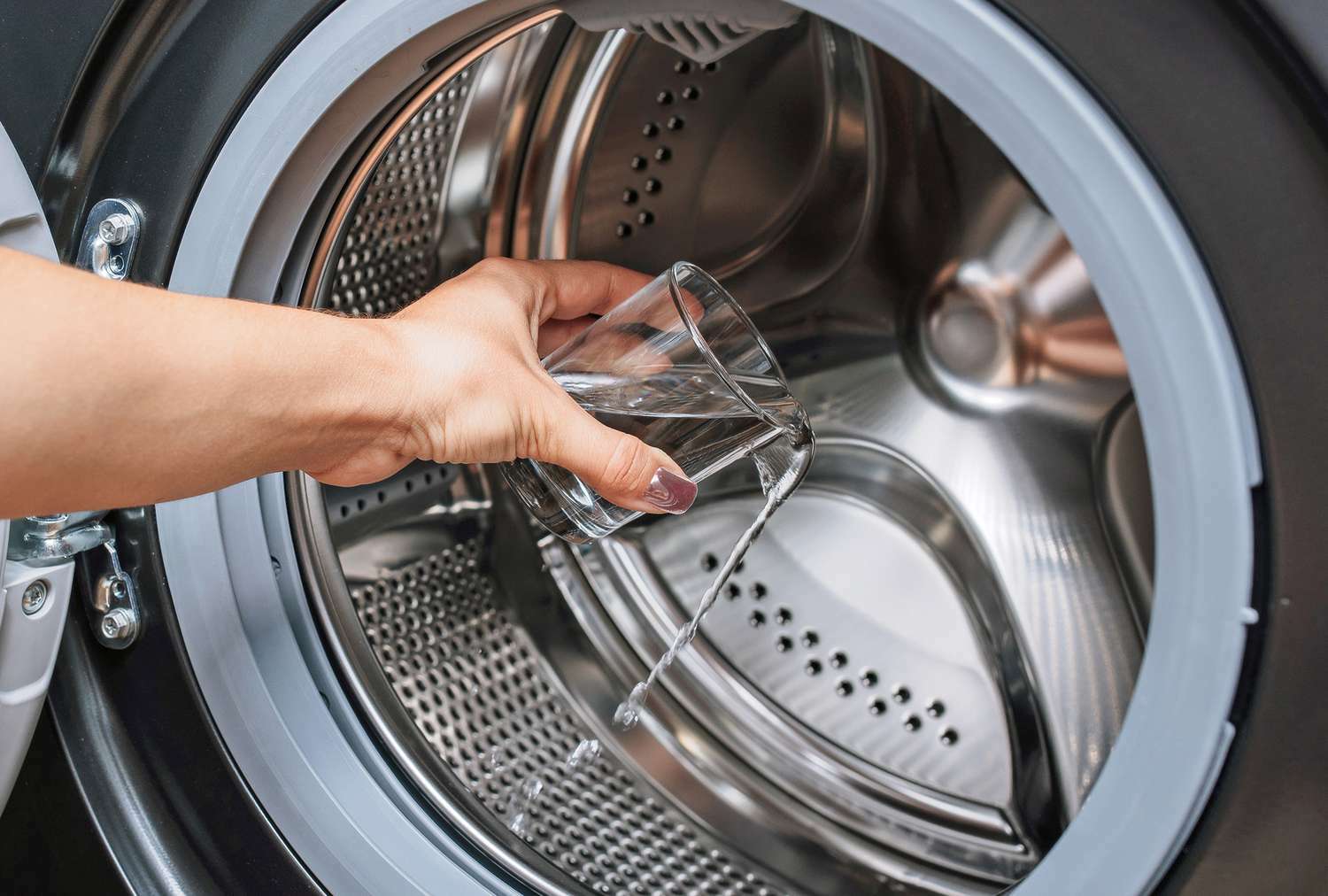 Как убрать плесень и неприятный запах из стиральной машины? Попробуйте эти дешёвые средства