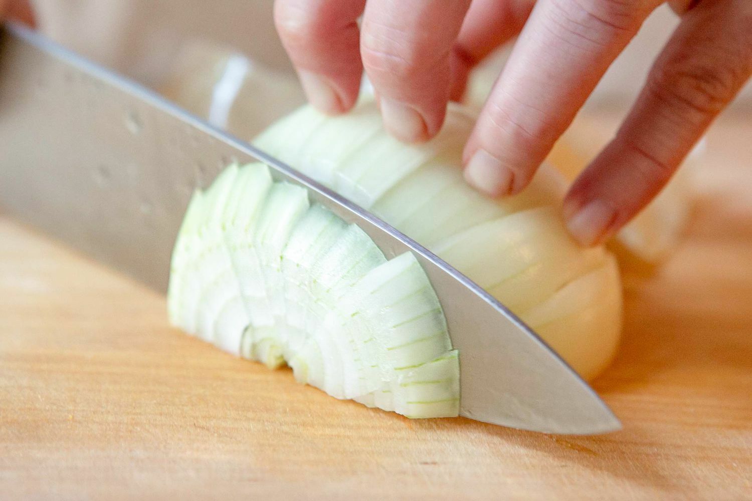 Нарежьте этот овощ и приложите к месту укуса мошки. Облегчит боль за 5 минут