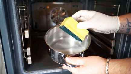 Добавите 4 ложки этого копеечного средства в воду. Ваша духовка засияет чистотой