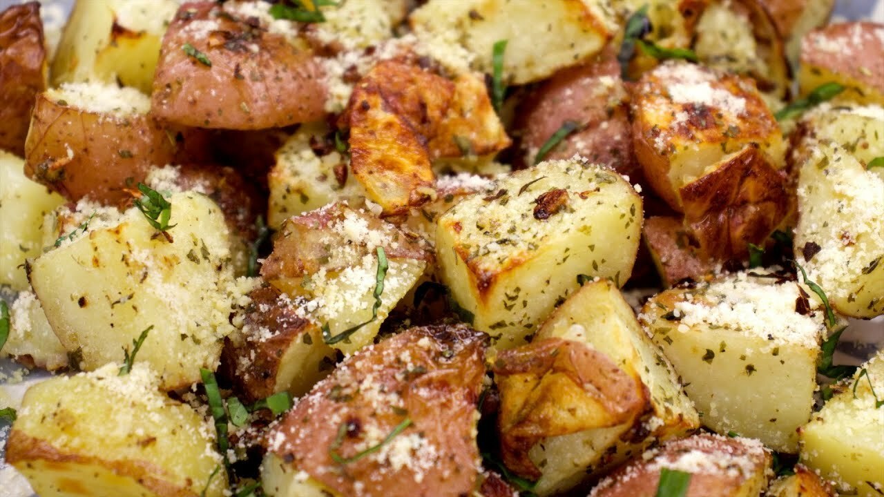 Этот натёртый продукт сделает картошку в духовке ещё вкуснее. Как приготовить неповторимое блюдо?