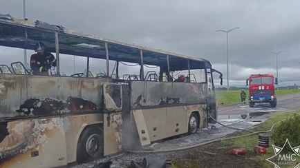 Под Дзержинском на трассе загорелся автобус с 48 детьми