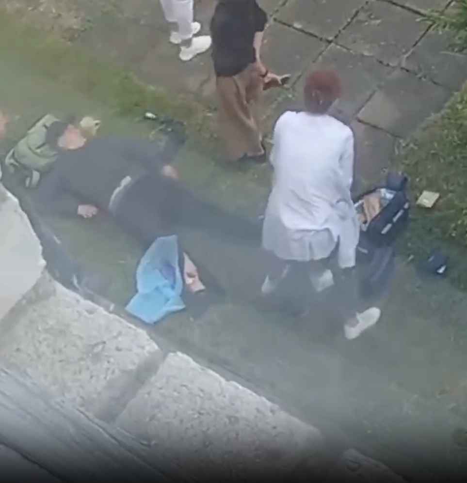 В Минске два школьника выпрыгнули из окна - один сломал ногу