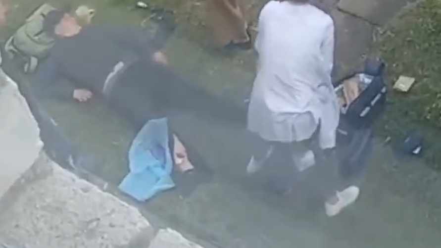 В Минске два школьника выпрыгнули из окна - один сломал ногу