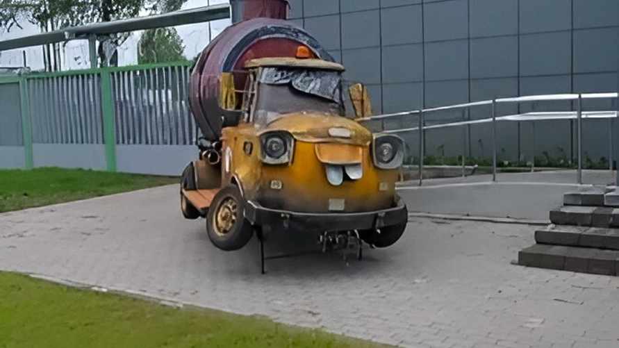 На заправке под Минском заметили "Мэтра" из мультфильма "Тачки"