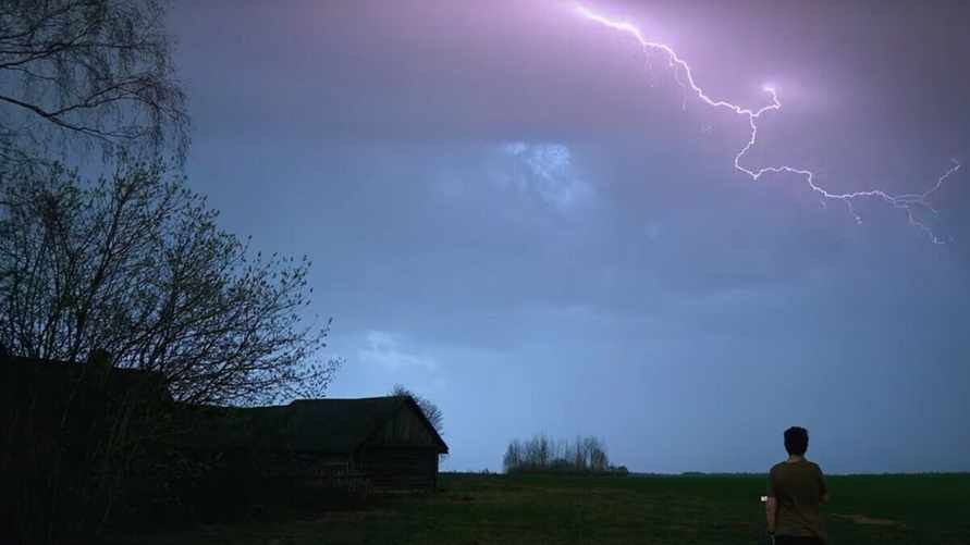 Скриншот видео youtube-канала "Охотники за штормами"