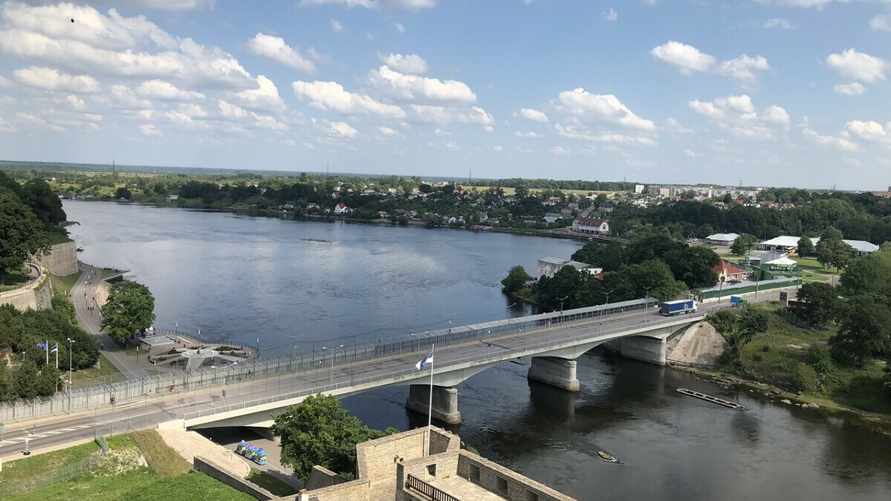 На фото - Нарвский мост на границе Эстонии и РФ