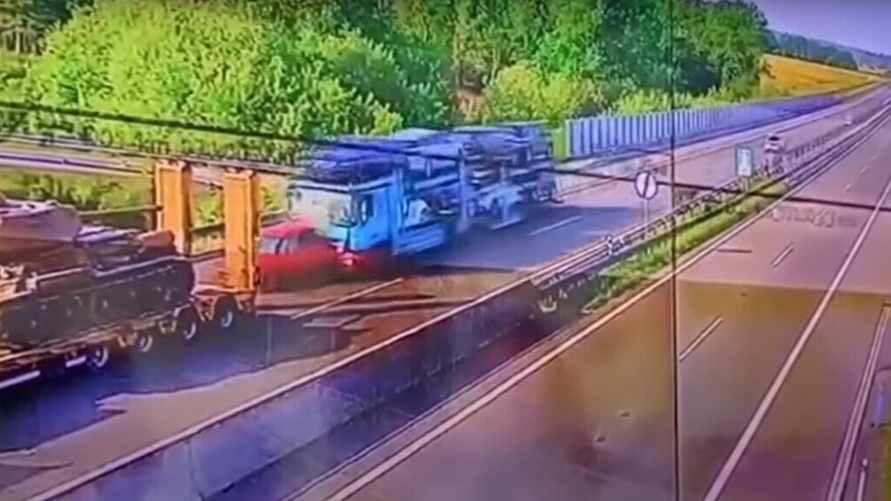 На видео попало, как в Чехии автовоз вмял Škoda Fabia с людьми в другой автовоз