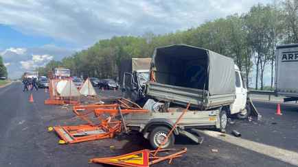 Под Минском «ГАЗель» въехала в машину дорожной службы – пострадали три человека