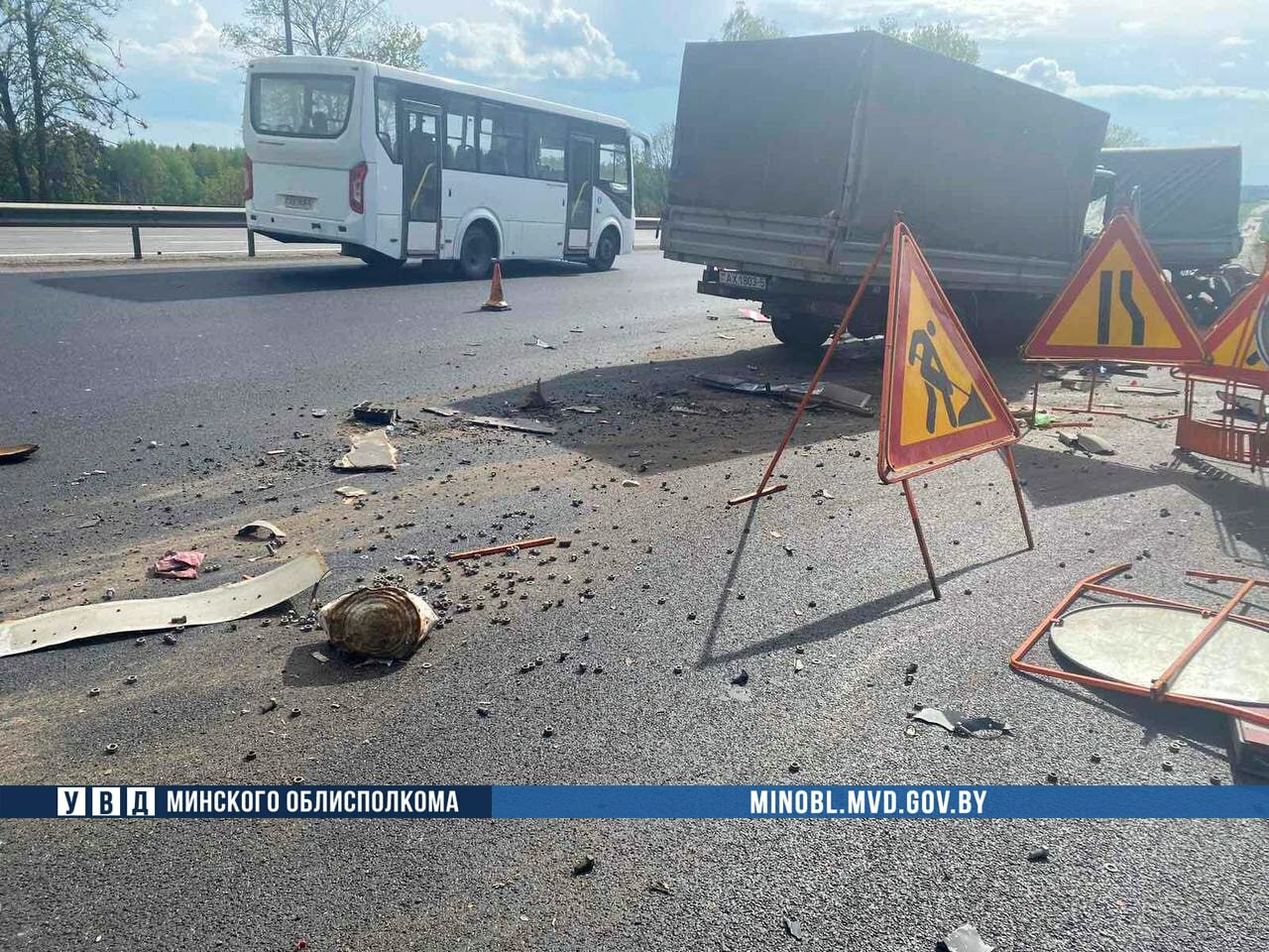 Под Минском "ГАЗель" въехала в машину дорожной службы – пострадали три человека