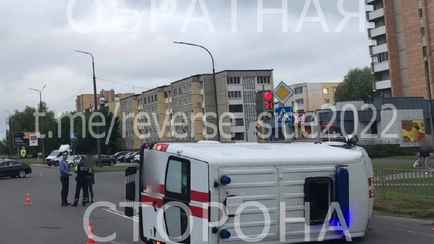 На видео попало, как в Кобрине «скорая» зацепила на перекрёстке легковушку и перевернулась