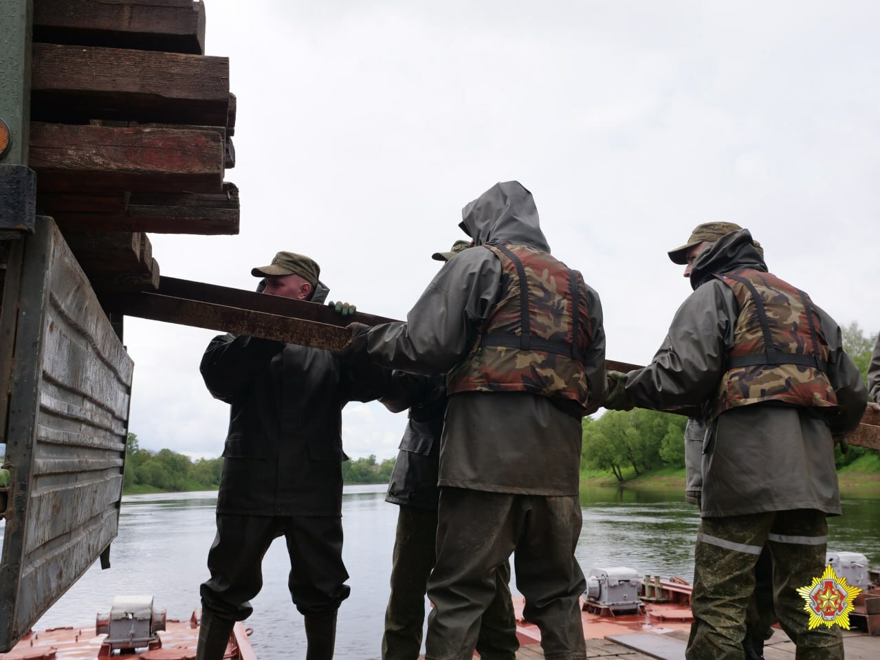 Военные проложили понтонный мост через Западную Двину в Бешенковичах