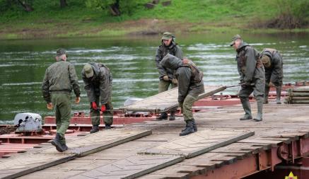 Наведением понтонного моста в Бешенковичах занимаются военнослужащие 30-й