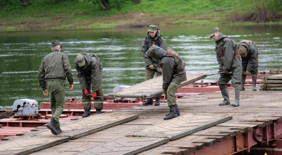 Наведением понтонного моста в Бешенковичах занимаются военнослужащие 30-й