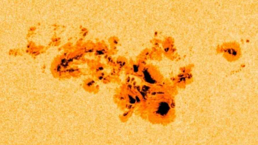 Гигантское солнечное пятно AR3664 на Солнце