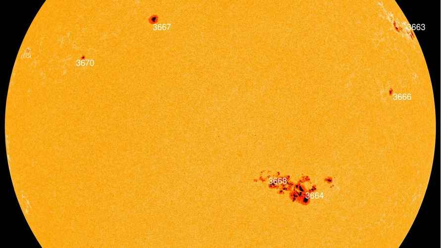 Гигантское солнечное пятно AR3664 на Солнце