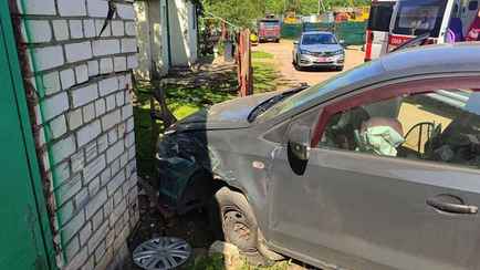 На видео попало, как Volkswagen протаранил кирпичную стену в Минске. В ГАИ объяснили причину