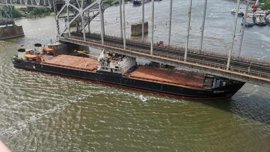 «Как он туда въехал?» - В России грузовая баржа врезалась в разводной железнодорожный мост