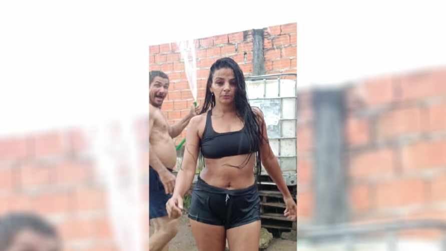 Бразильянка собирает миллионы просмотров в TikTok видео с "походкой стоя на месте". Как это выглядит?