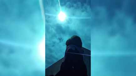 «Один шанс из миллиарда!» — Девушка из Португалии случайно засняла летящую комету и собрала миллионы просмотров