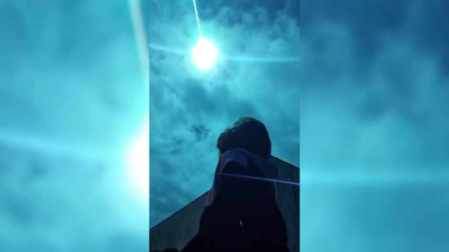 "Один шанс из миллиарда!" - Девушка из Португалии случайно засняла летящую комету и собрала миллионы просмотров