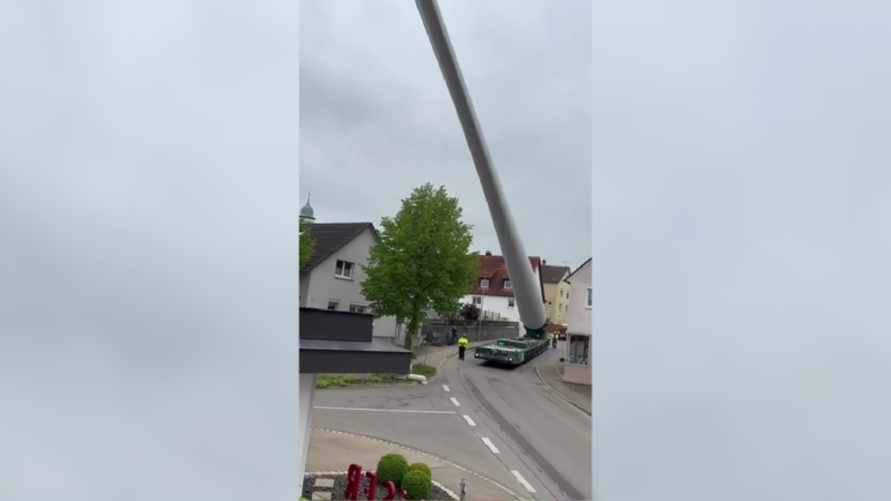 "Физика вышла из чата" - В TikTok видео с транспортировкой гигантской детали собрало множество шутливых комментариев. Что это было?