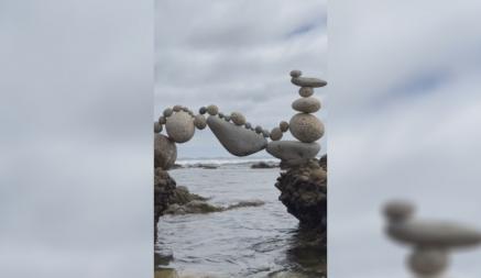 Пользователей соцсети удивила каменная скульптура созданная мастером балансировки