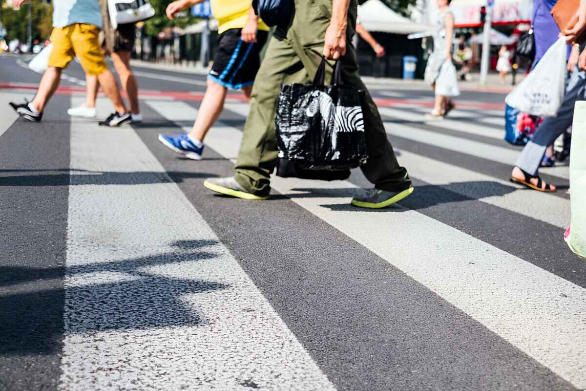Должен ли водитель ждать, пока пешеход перейдёт «зебру» до конца? Вот что об этом говорят ПДД Беларуси