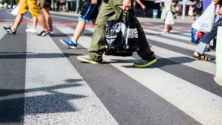 Должен ли водитель ждать, пока пешеход перейдёт «зебру» до конца? Вот что об этом говорят ПДД Беларуси