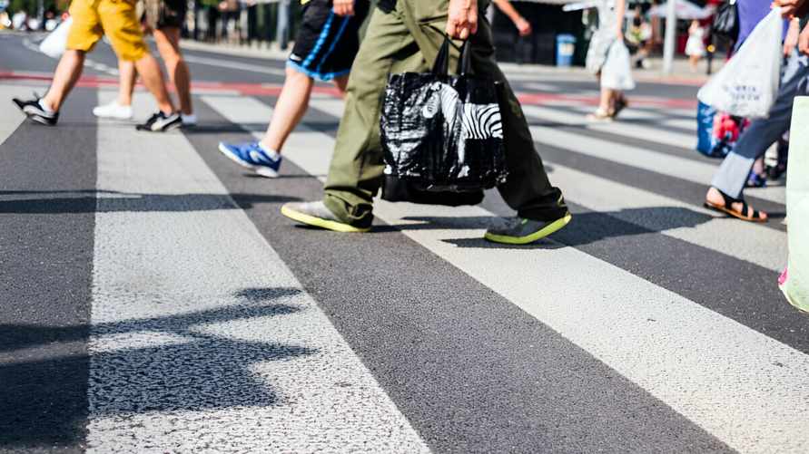 Должен ли водитель ждать, пока пешеход перейдёт «зебру» до конца? Вот что об этом говорят ПДД Беларуси