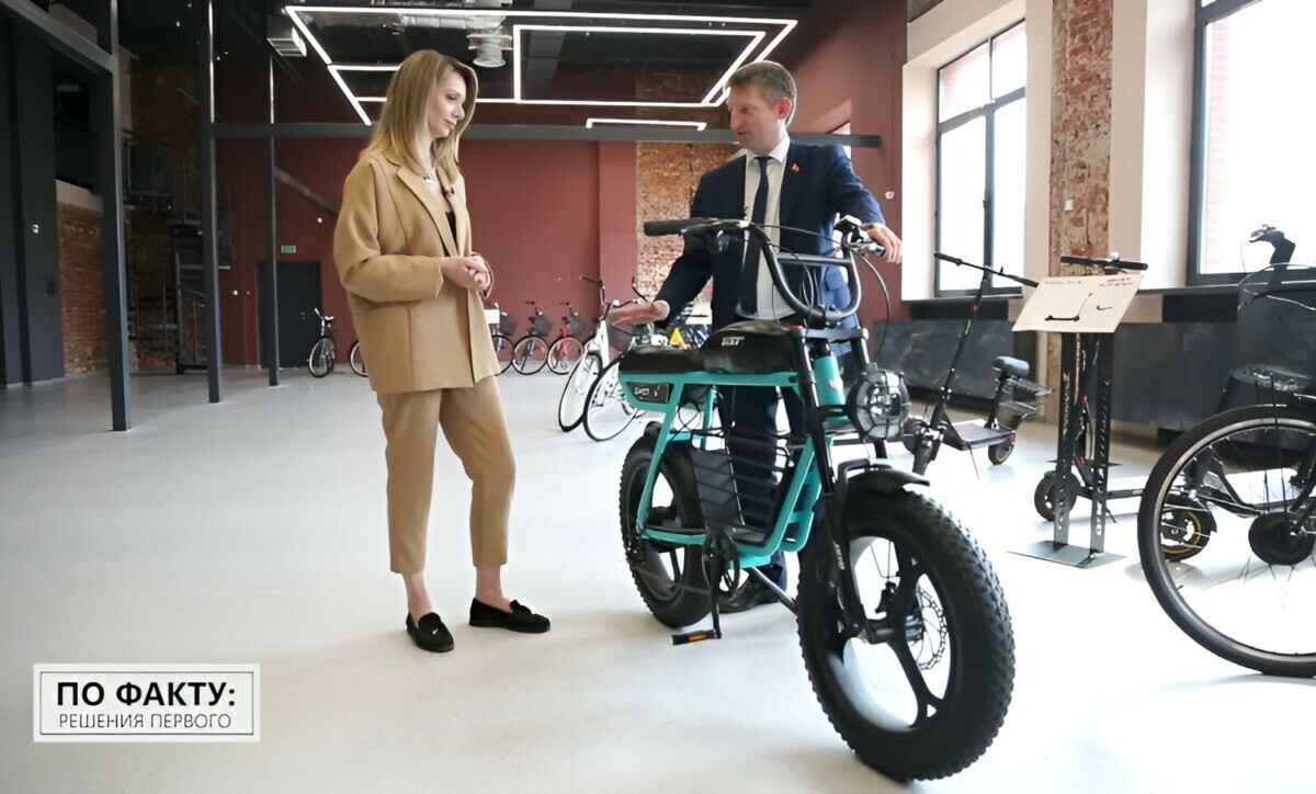 "Повторяет урбанистический стиль" — В Минске презентовали белорусский электромотовелосипед. Что это такое?
